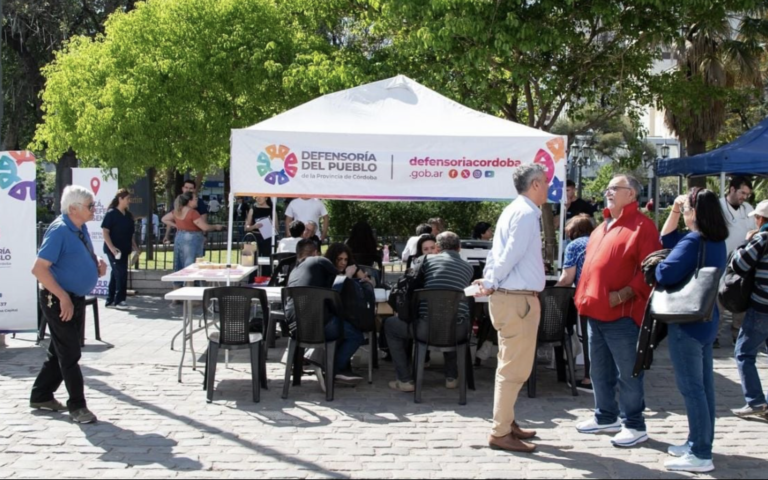 La Defensoría volvió a la Plaza San Martín con asesoramiento y controles de salud